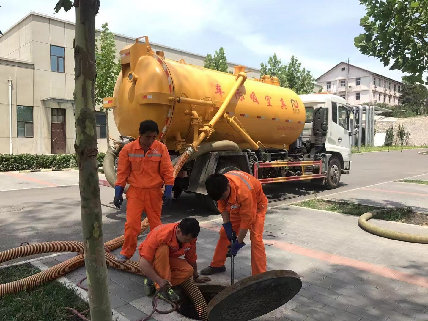 玛曲管道疏通车停在窨井附近