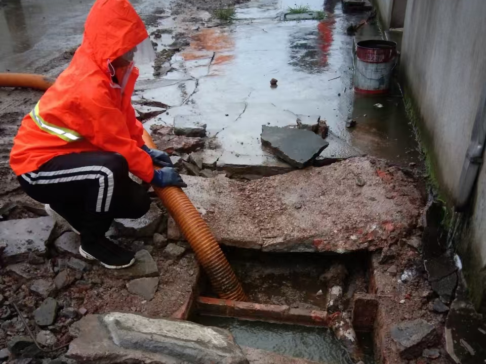 玛曲专业清理污水池 炜誉市政以规范流程守护城市 “肠道”