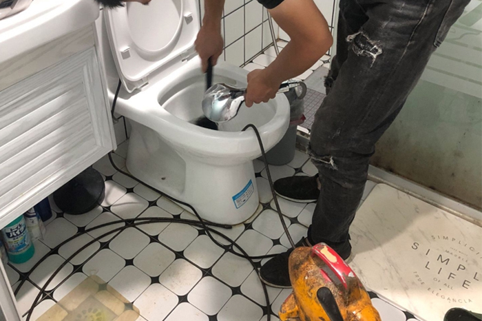 玛曲马桶堵塞自己疏通还是找师傅?专业上门服务让你省时更省心